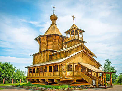 «Старый Сургут» — это историко-культурный центр, расположенный на берегу Саймы в центре города.
Здесь вы найдете комплекс из 14 копийных домов, которые воссоздают атмосферу Сургута на рубеже XIX–XX веков. На территории достопримечательности регулярно проходят праздники и народные гулянья, есть выставочные площадки и кафе.
В зимнее время здесь возводят ледяной парк, а в 2002 году был построен храм во имя всех святых, в земле сибирской просиявших.