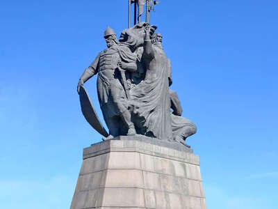 Памятник основателям города установлен на площади 400-летия города Сургут и является его визитной карточкой.
Композиция символична: олицетворение идеи государственности (князь), военной силы (воевода) и воплощение образов людей, чьими руками строился город (казак-строитель), фигура священнослужителя - образ идеи православия, пришедшего вместе с царевыми людьми на землю Югры, он держит в руках икону Владимирской Богоматери. Рост человеческих фигур – 6 метров, высота памятника вместе с постаментом составляет 15 метров. На его изготовление ушло 40 тонн бронзы. Открыт 12 июня 2002 года.